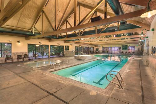 克拉马斯福尔斯世誉峦宁别墅的一座室内游泳池,其建筑为大型建筑
