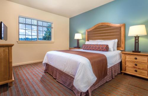 克拉马斯福尔斯世誉峦宁别墅的一间卧室设有一张大床和一个窗户。