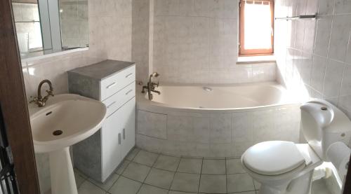 格朗维尔La Maison des Matignon 1的带浴缸、卫生间和盥洗盆的浴室