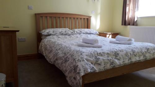 埃克塞特科尔特布鲁克农场住宿加早餐旅馆的一间卧室配有一张带两个枕头的床