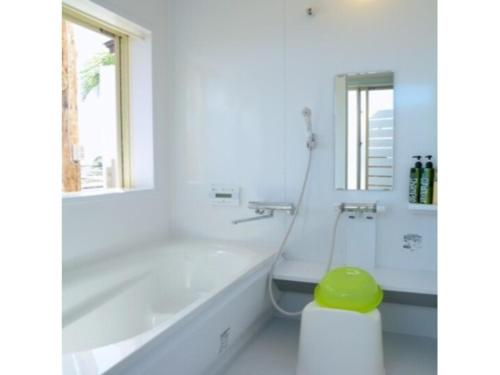 南房总市Orizon - Vacation STAY 21783v的白色的浴室设有浴缸和绿色凳子
