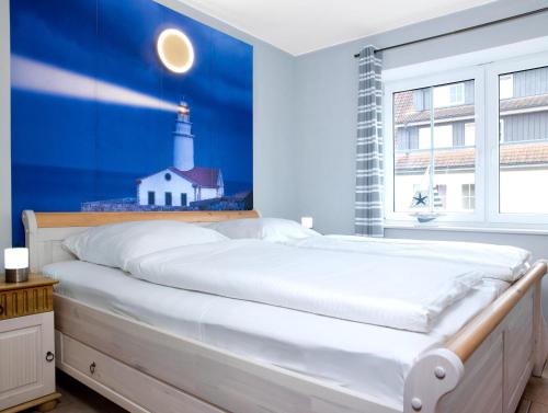 高尔维茨FIP Park Leuchtturmblick的卧室配有一张床铺,墙上挂着灯塔壁画