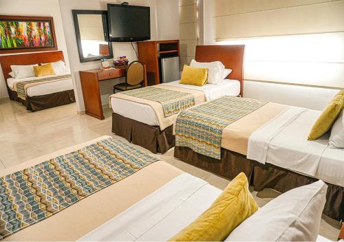 布卡拉曼加布埃纳文图拉快捷酒店的酒店客房设有三张床和电视。