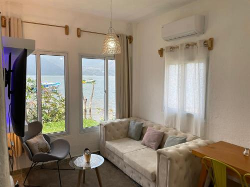 圣佩德罗拉拉古纳VENICE by luxury Atitlan的带沙发的客厅,享有海景