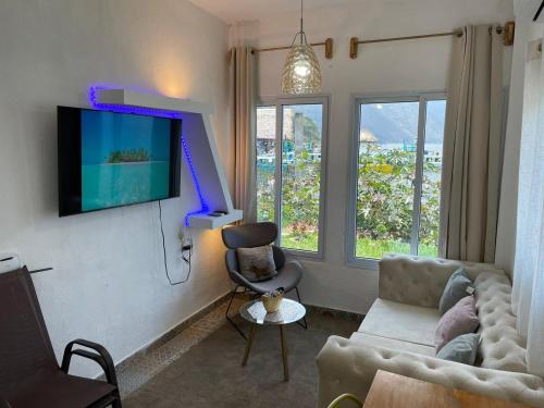 圣佩德罗拉拉古纳VENICE by luxury Atitlan的客厅配有沙发和墙上的电视