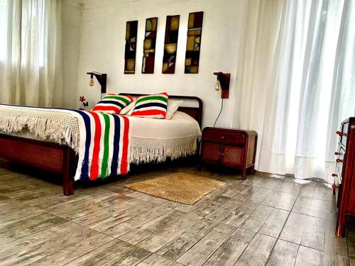 圣弗朗西斯科Cabaña Encanto de Luna的一间卧室配有带色彩缤纷枕头的床。