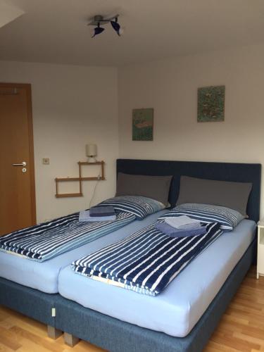 迪尔门Kleine Wohnung mit Terrasse的一间卧室配有一张带蓝色和白色棉被的床