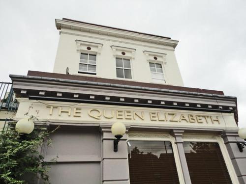 伦敦伊丽莎白女王旅舍的白色的建筑,前面有标志
