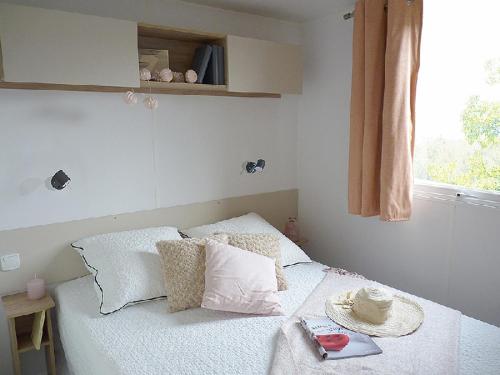波讷地区圣朱利安Les Dunes de Contis的卧室配有带枕头的床铺和窗户。