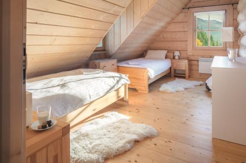 考斯赛力克Nydala Rustic的小木屋内一间卧室,配有两张床