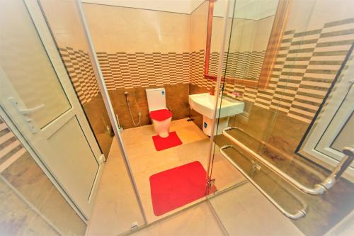 康提Y&Y Residence的一间带卫生间和水槽的小浴室