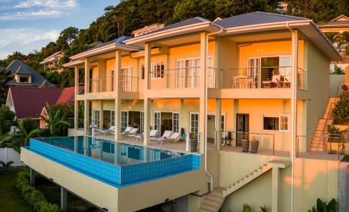 GlacisVilla Panoramic Seaview的一座带游泳池的房子的图象