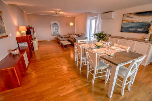伊佐拉Apartma Bellavista的厨房以及带桌椅的起居室。