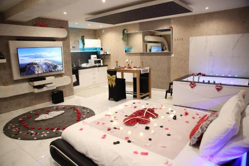 欧丹库尔Dreamspa的一间卧室配有一张红色鲜花的大床