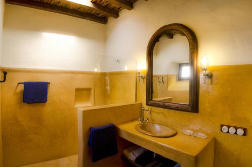 马赫Casa Los Olivos的一间带水槽和镜子的浴室