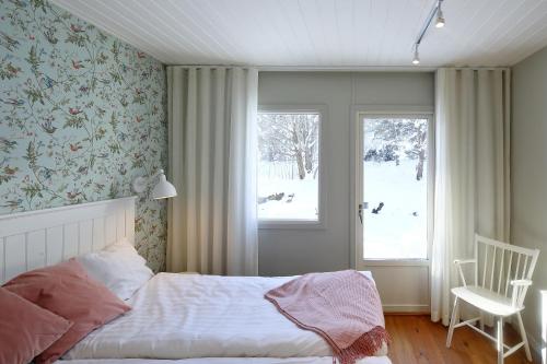 ArkösundArkösunds Hotell的卧室配有床、椅子和窗户。