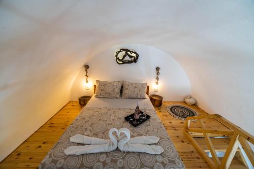 Asera Suites only 300m from Kamari Beach客房内的一张或多张床位