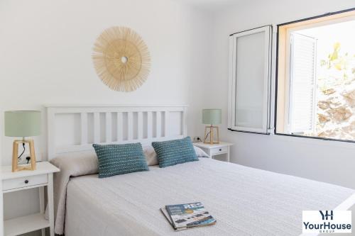 索列尔YourHouse Es Niu, apartment in Puerto de Sóller的白色的卧室设有床和窗户