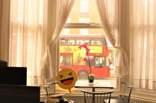伦敦广场酒店的窗户上一幅双层公车的画