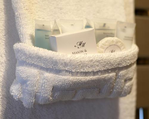 兰迪德诺伯利旅馆的白色毛巾,带盒子和蜡烛