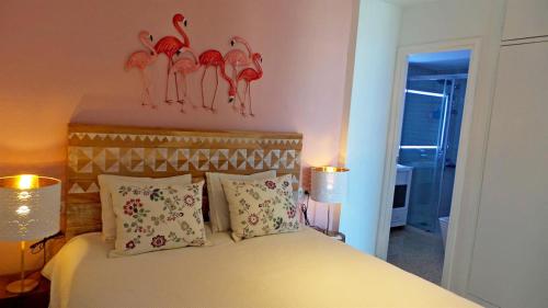 多列毛利诺斯Sea Views and big balcony的卧室配有一张壁挂着两个火烈鸟的床
