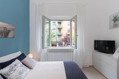 都灵Studio Glicine by Wonderful Italy的一间卧室设有一张床和一个窗口