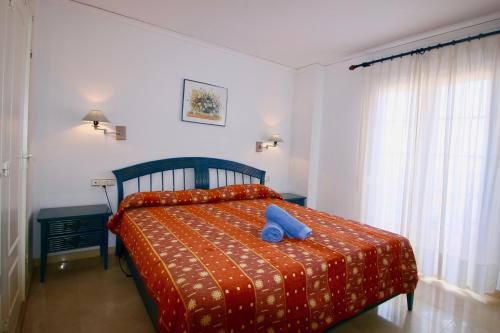 德尼亚La Pata的一间卧室,配有一张蓝色的床