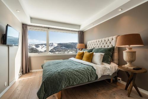 耶卢乌斯特达雷利特度假酒店的一间卧室设有一张床和一个大窗户