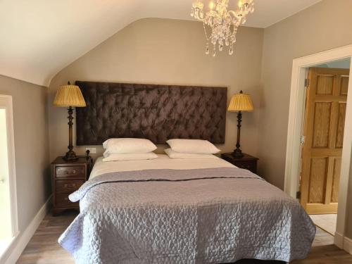 DromodDromod Lodge的一间卧室配有一张大床和一个吊灯。