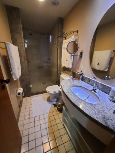 嘎林海斯港Flat Marulhos Resort Porto de Galinhas的一间带水槽、卫生间和镜子的浴室