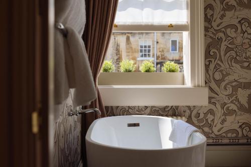 巴斯The Yard in Bath Hotel的一间带白色卫生间的浴室和窗户。