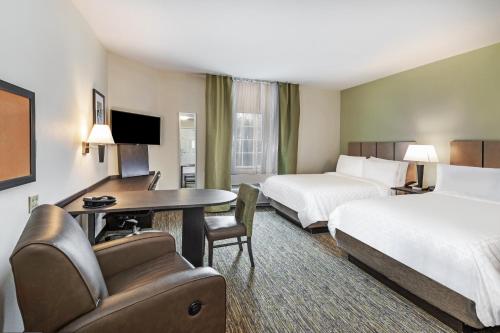 哈蒂斯堡哈蒂斯堡烛木套房酒店的酒店客房配有两张床和一张书桌
