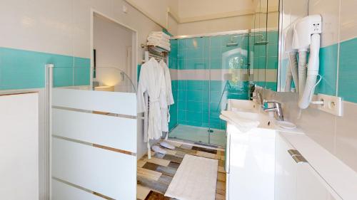 圣艾格夫Villa 35 de Saint Aygulf的一间带水槽和镜子的浴室