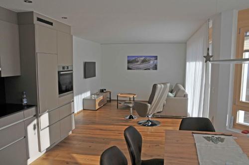 利德阿尔卑斯Alpen-Park 1. Stock West的厨房以及带桌椅的起居室。