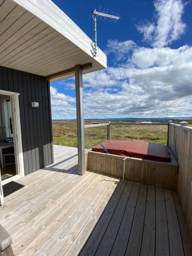 雷克霍特Blue View Cabin 3B With private hot tub的木制甲板上配有床