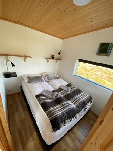 雷克霍特Blue View Cabin 3B With private hot tub的窗户客房内的一张大床