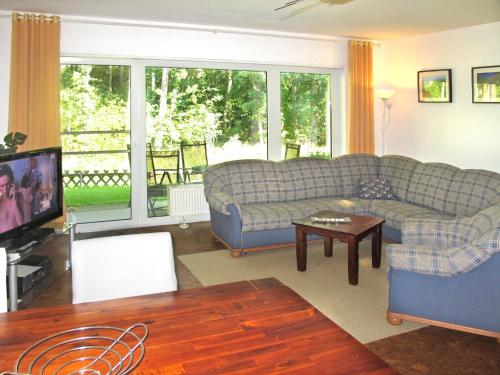 格洛韦Apartment Glowe - GLW662 by Interhome的客厅配有沙发和桌子