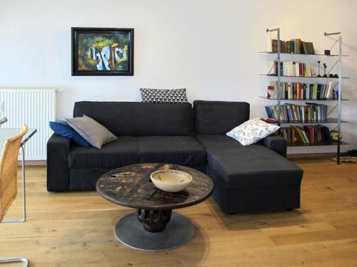 格洛韦Apartment Glowe - GLW650 by Interhome的客厅配有沙发和桌子