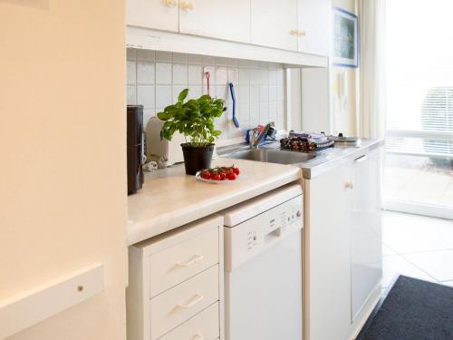 特拉森海德Apartment Christina IV by Interhome的厨房配有白色橱柜和水槽