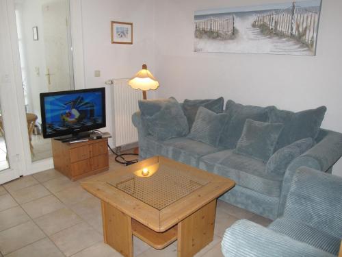 岑平Apartment Achterwasser - ZEM104的客厅配有蓝色的沙发和电视