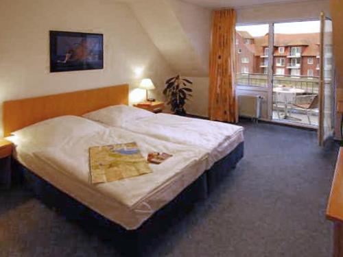 乌埃克尔明德Apartment Lagunenstadt Ueckermünde-2 by Interhome的一间卧室设有一张床和一个大窗户
