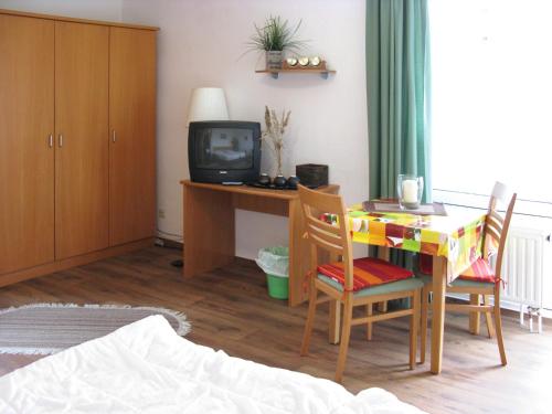 乌埃克尔明德Apartment Lagunenstadt Ueckermünde-2 by Interhome的客厅设有餐桌和电视