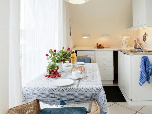 特拉森海德Apartment Christina II by Interhome的厨房配有一张带蓝白桌布的桌子
