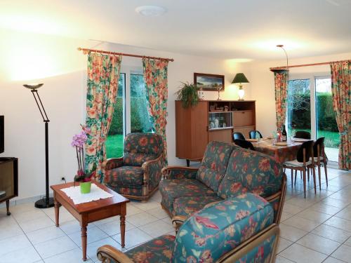 Trégastel-PlageHoliday Home Palacret - TGP306 by Interhome的客厅配有沙发和桌子