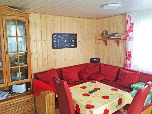 滨湖克拉科Chalet Güstrower Chaussee by Interhome的客厅配有红色的沙发和桌子