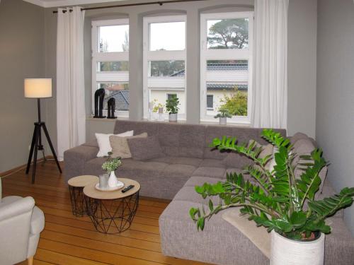 卢布明Apartment Villa am Meer by Interhome的带沙发和2扇窗户的客厅