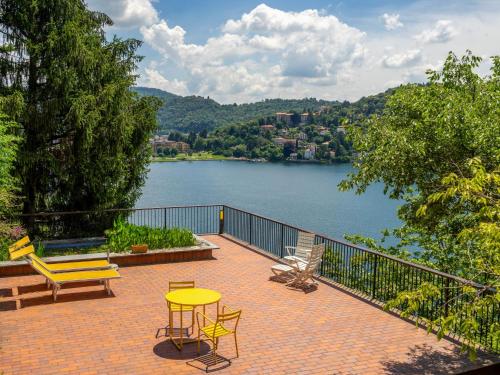 拉韦诺-蒙贝洛Villa Bice by Interhome的湖景庭院配有桌椅