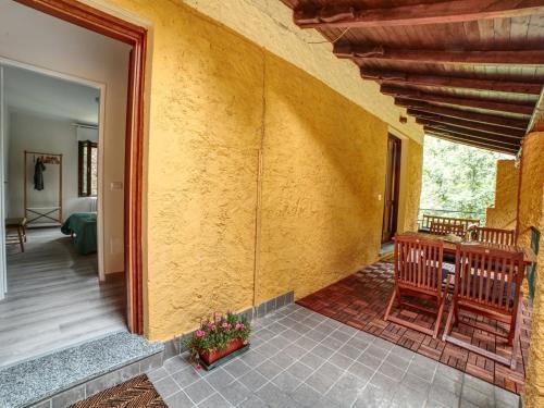奥雷吉奥卡斯特罗Apartment La Furnaseta by Interhome的一间设有黄色墙壁、桌子和椅子的客房