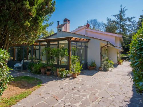 利沃诺Villa La Casa Vivente by Interhome的一座带盆栽温室的房子