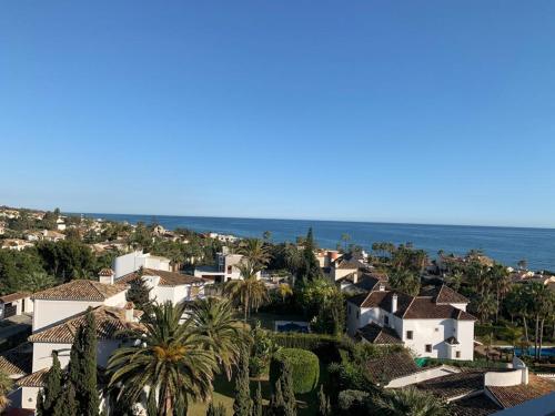 马贝拉Vue mer exceptionnelle, El Rosario (Marbella).的享有拥有房屋的城镇和大海的景色